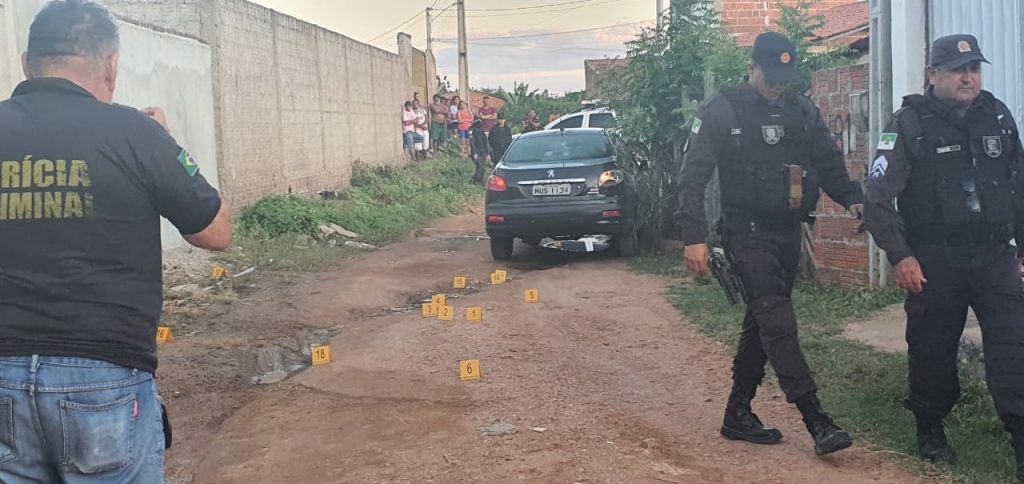 Homem é morto com mais de 15 tiros dentro de carro no Alto da Pelonha