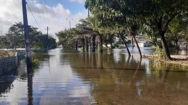 Alagado há três dias, cruzamento das Avenidas Ayrton Senna e Alagoas não tem prazo para ter água drenada
