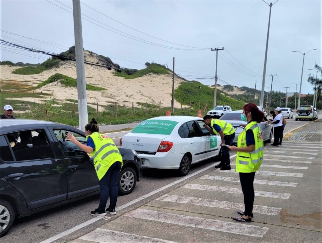 Detran reforça limites de velocidade da Via Costeira em blitz educativa