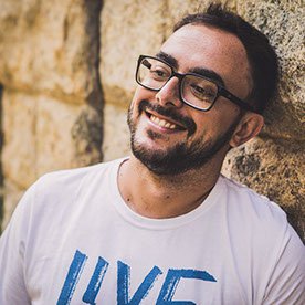 Cantor católico lamenta que seu show foi cancelado após revelar ser gay