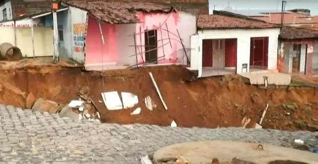 Parte de residência é engolida por cratera que aumentou de tamanho na zona Oeste de Natal