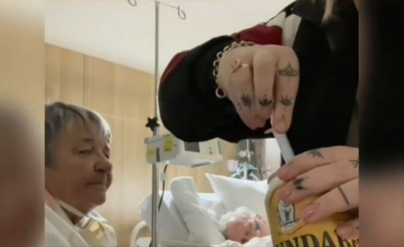 Mulher grava vídeo dando bebida para pai que estava morrendo no hospital