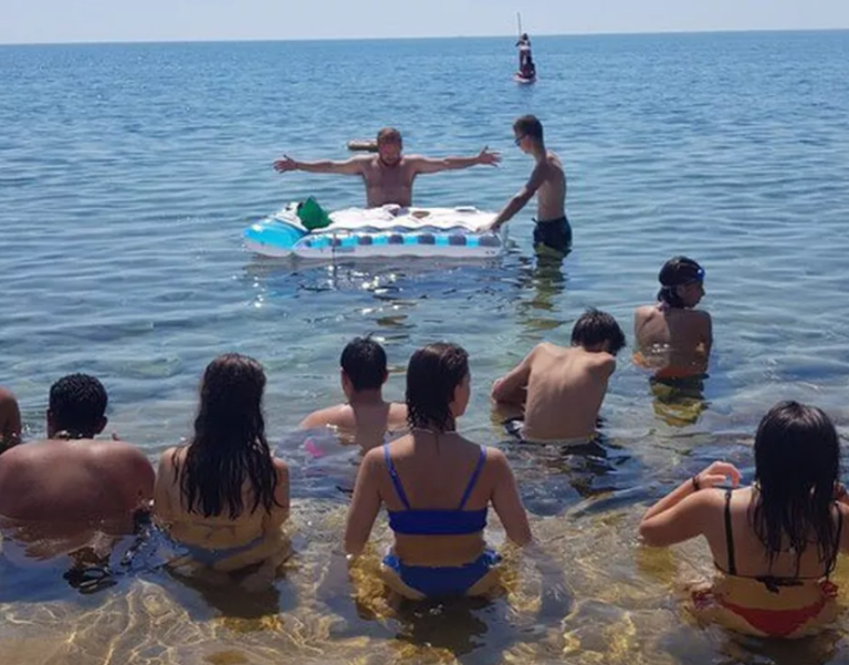 Contra calor na Itália, padre usa boia como altar em missa na praia e vira alvo de investigação