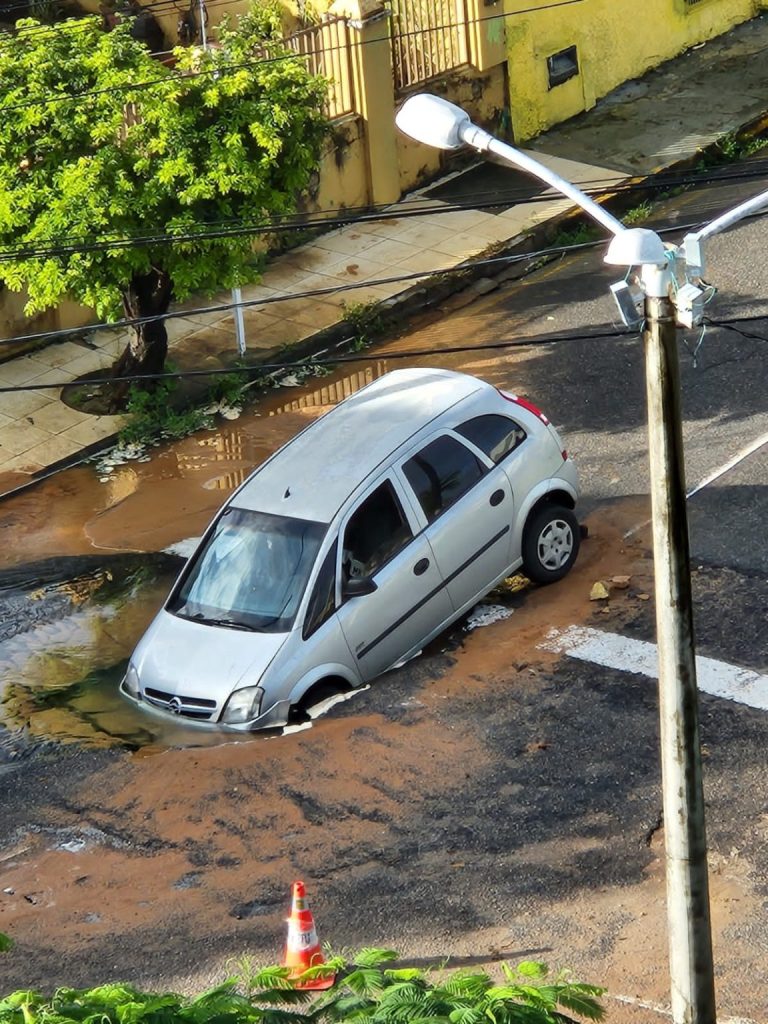 Carro é engolido por uma cratera no Tirol