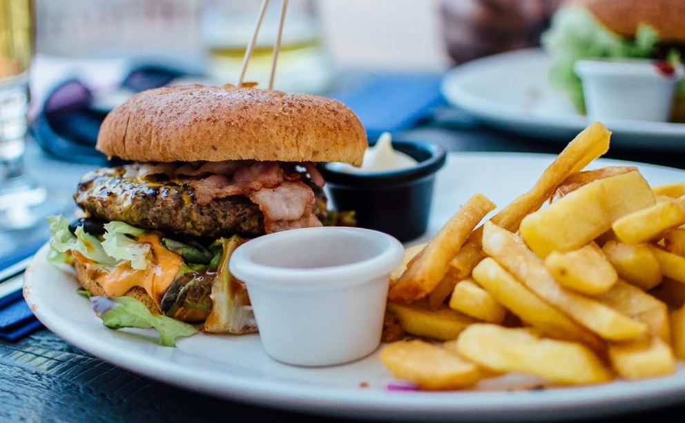 Dieta gordurosa pode levar à depressão e Alzheimer, sugere estudo