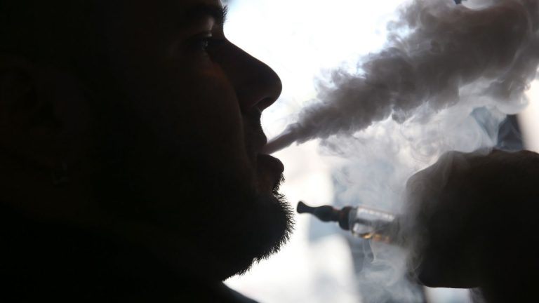 Proibido, cigarro eletrônico ainda é vendido em Natal