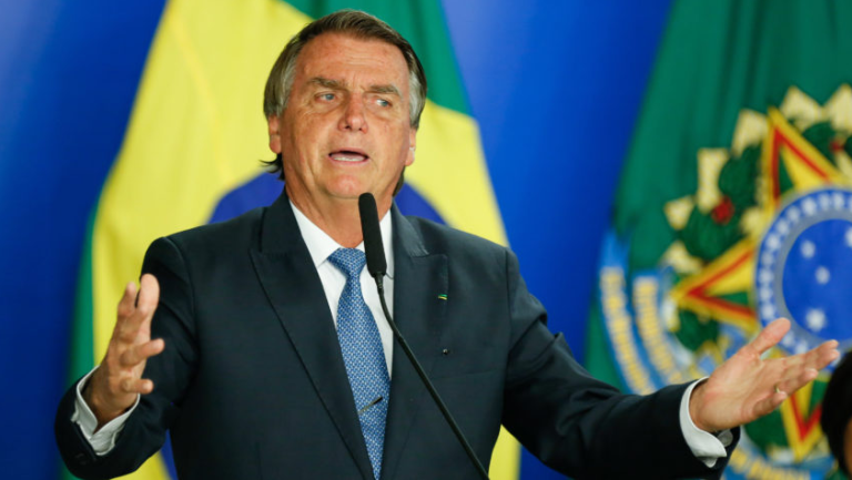 T tenta impedir socorro aos brasileiros, diz Bolsonaro