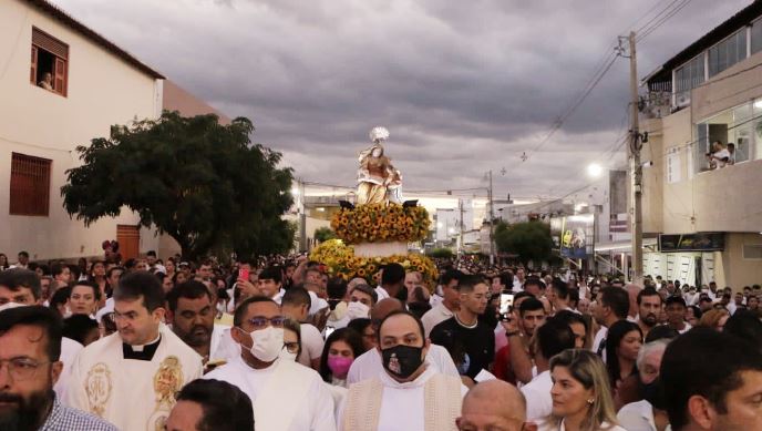 Casa tem parede rachada após tremor de terra em Touros-RN.