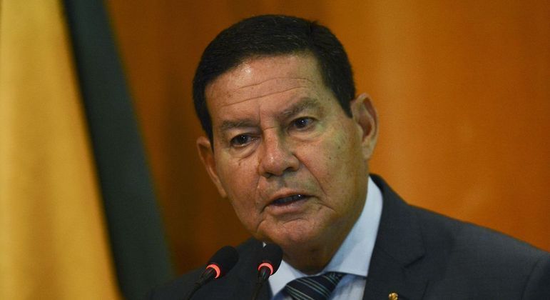 Para evitar inelegibilidade, Mourão viaja aos Estados Unidos