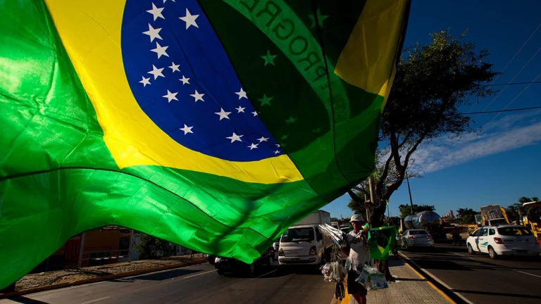 Juíza eleitoral diz que bandeira do Brasil virou símbolo de Bolsonaro