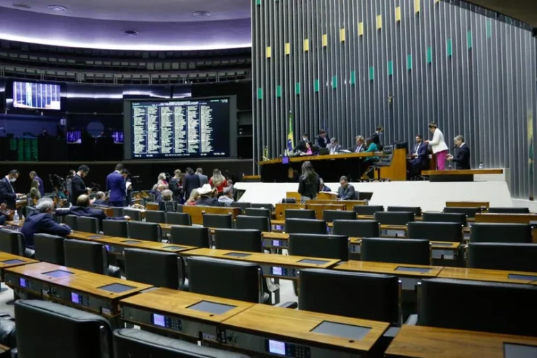 Câmara aprova PEC que proíbe que União aumente despesas dos estados