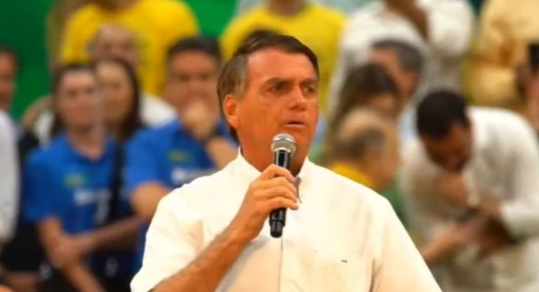 “Pior que uma imprensa trabalhando mal, é uma imprensa fechada. Jamais defenderei ao fechamento da mídia no Brasil”, diz Bolsonaro