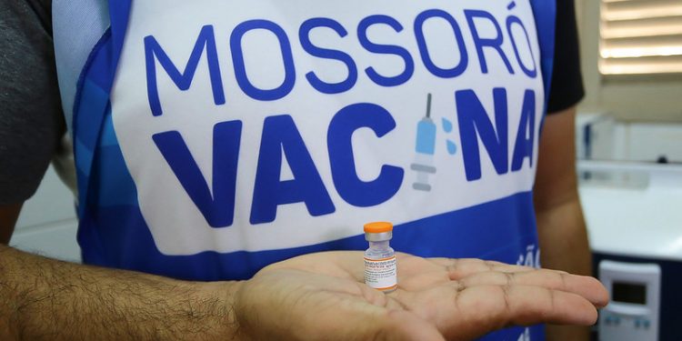 Vacinação da segunda dose de reforço para pessoas a partir de 30 anos inicia neste sábado (16)