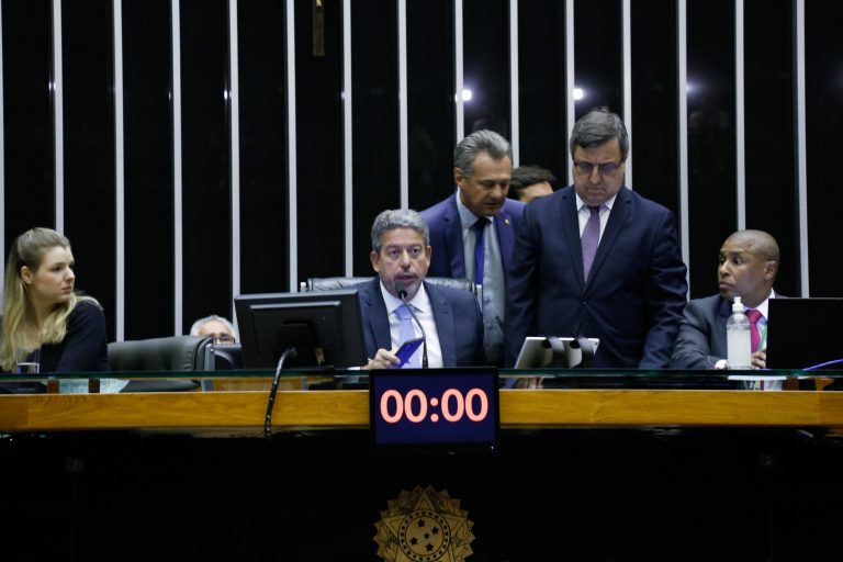 Após aprovação da PEC dos Benefícios em 1º turno, Lira suspende votações desta terça-feira por instabilidade técnica em sistema