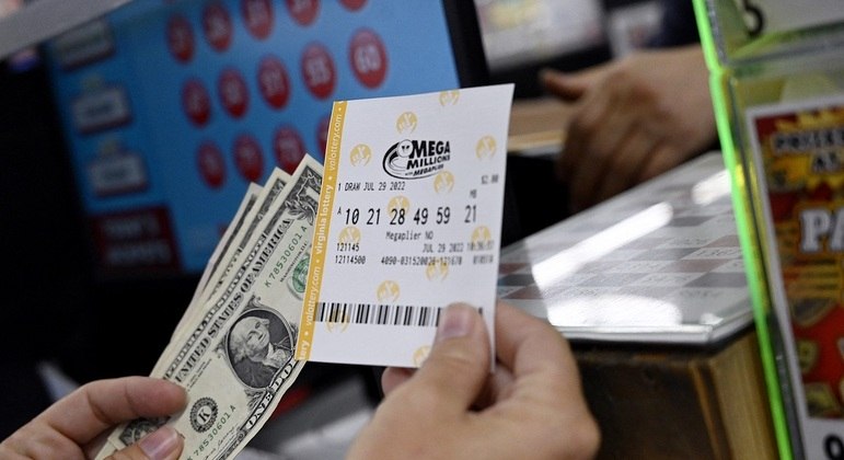 Mundo Bilhete premiado da loteria paga US$ 1,28 bilhão nos EUA; Chance de faturar o prêmio era de 1 em 302 milhões