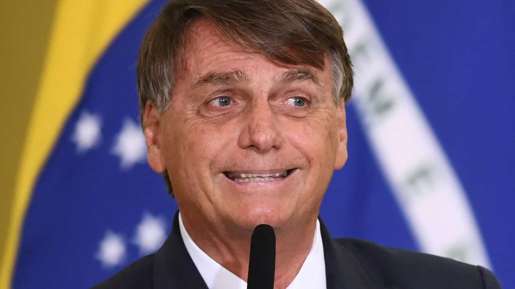 Bolsonaro volta a desacreditar o sistema eleitoral: “Eu suspeito!”