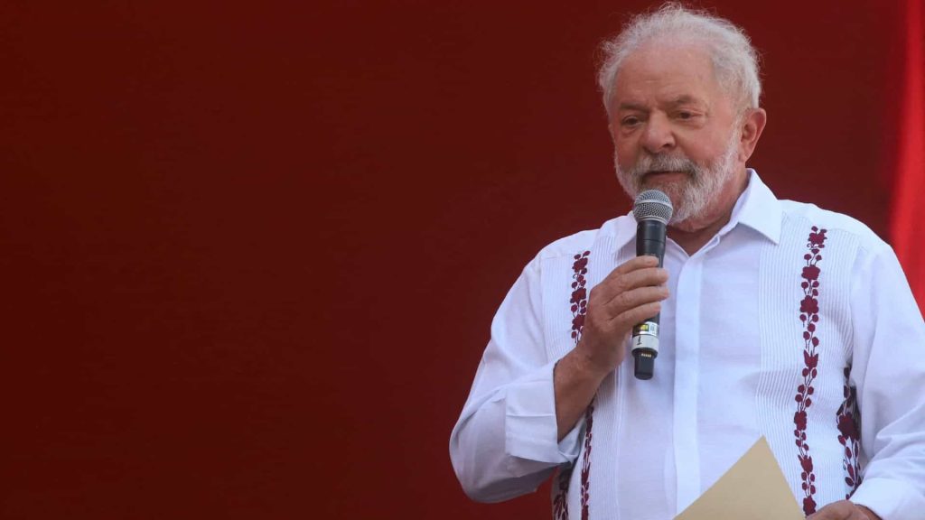 Lula sugere a eleitor receber auxílio e ‘dar uma banana’ para Bolsonaro ao votar