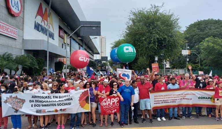 Manifestantes travam o trânsito de algumas das principais avenidas de Natal