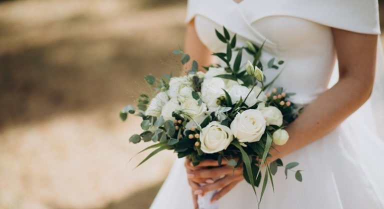 Mãe se vinga por não ter sido convidada ao casamento da filha e se casa no mesmo dia