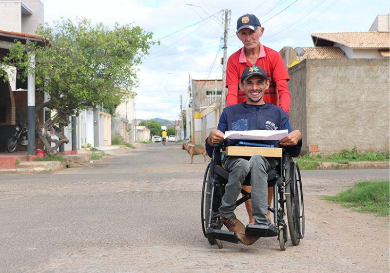 Pai deixa o trabalho para acompanhar filho cadeirante no 1º emprego como supervisor no Censo 2022 do IBGE