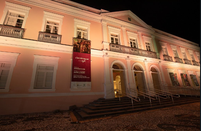 Exposição gratuita “O Sertão Virou Mar” recebe universitários interessados em arte e edificações históricas