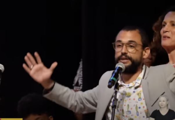 Em evento de Lula, poeta diz para Bolsonaro que povo da sua cidade “sabe dar facada”