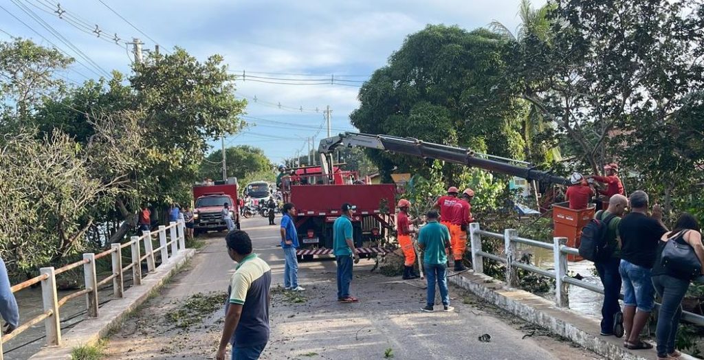 Trânsito na Ponte de Pium é liberado após remoção de árvores que caíram durante as chuvas