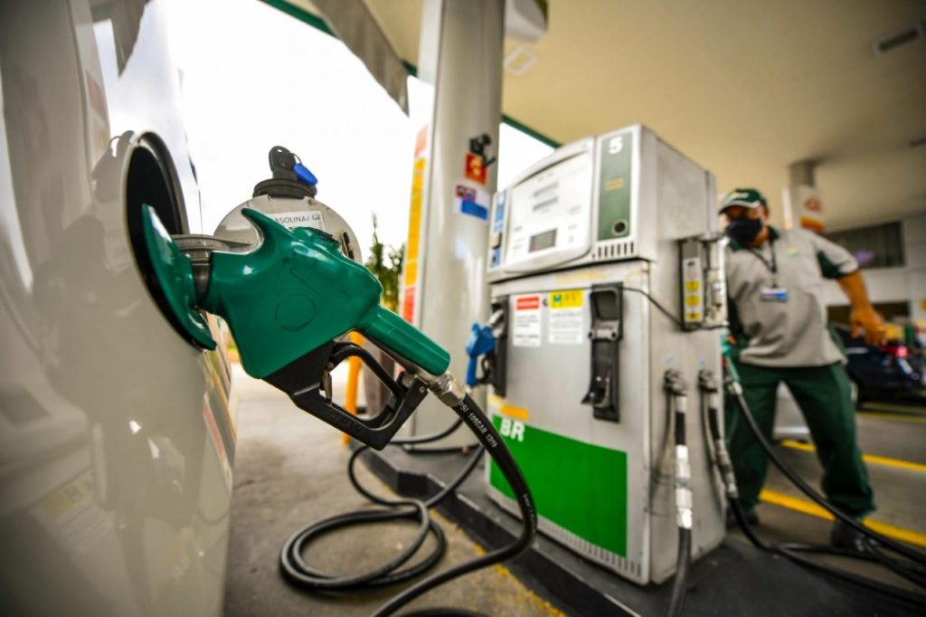 Preço da gasolina fica 1,3% mais barato nas bombas