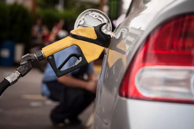 Preços dos combustíveis voltaram a cair nos postos e preço médio da gasolina é o menor do ano, diz ANP