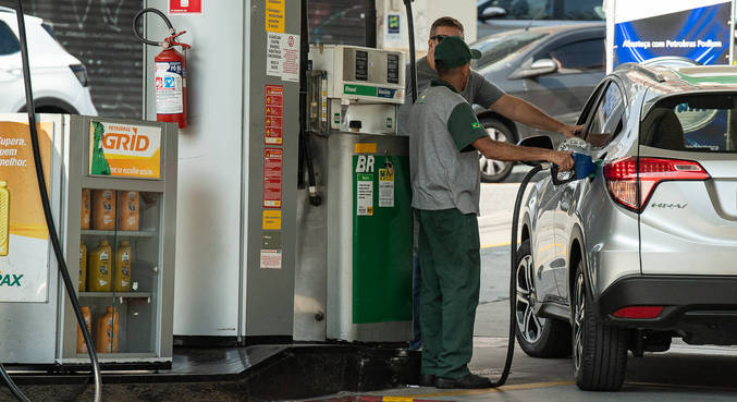 Preço médio do litro de gasolina no Brasil está abaixo da média mundial