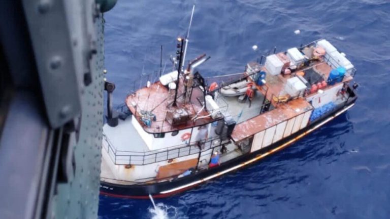Esquadrão da Base Aérea de Natal realiza resgate de tripulante que passou mal em barco pesqueiro