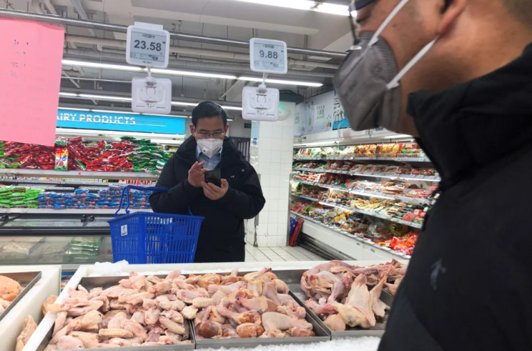 Novos estudos apontam que animais vendidos em mercado de Wuhan causaram pandemia de Covid