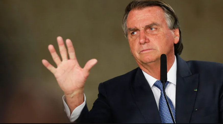“Dois reais é, no mínimo, nosso alvo para reduzir a gasolina”, diz Bolsonaro