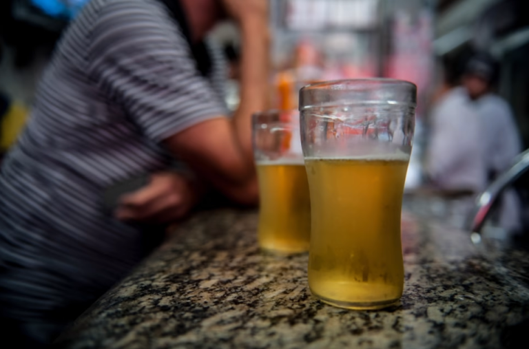 Nenhuma quantidade de álcool é saudável para pessoas com menos de 40 anos, diz estudo