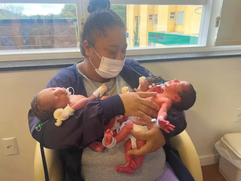 Mulher dá à luz trigêmeos 10 meses após ser mãe de gêmeos