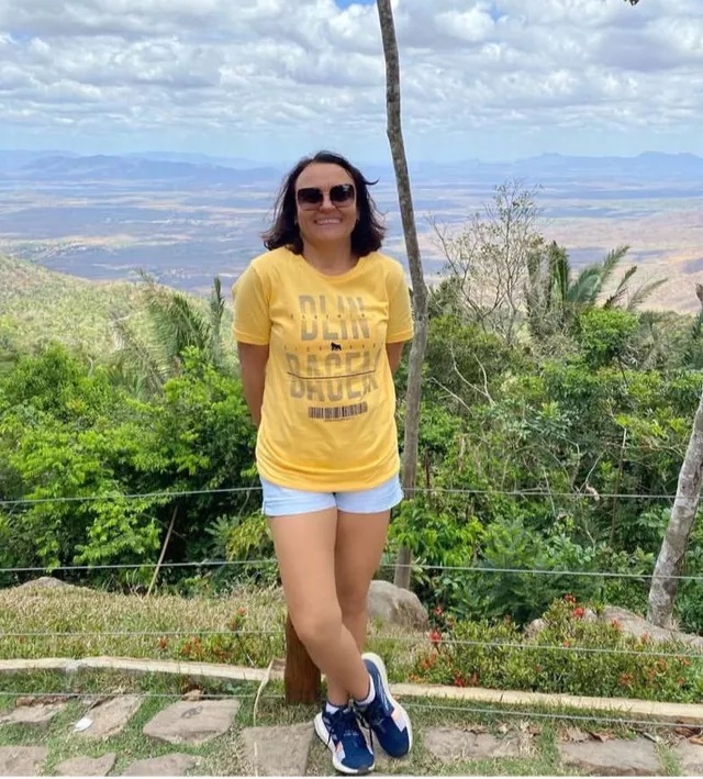 Mulher morre após perder controle do carro e veículo cair em açude