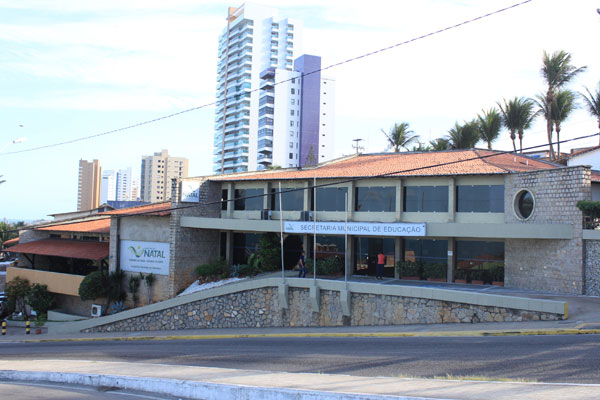 Secretaria Municipal de Educação vai proibir a entrada de pessoas com shorts, minissaias e bermudas no prédio