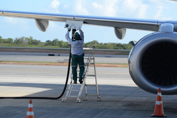 Petrobras reduz em 10,4% preços de venda de querosene de aviação