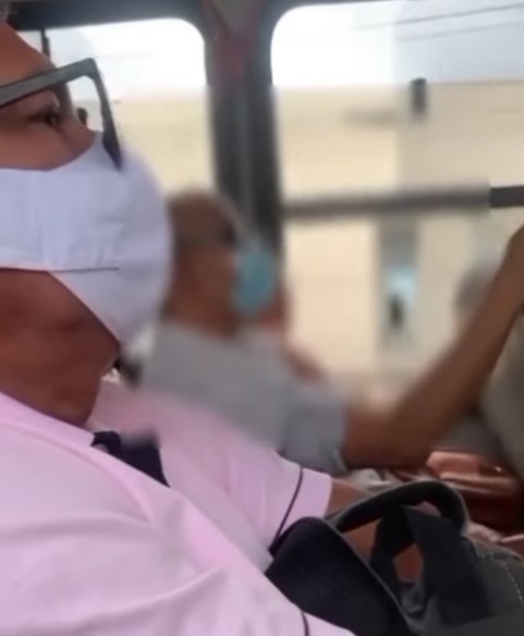 Homem é flagrado se masturbando dentro de ônibus lotado em Natal