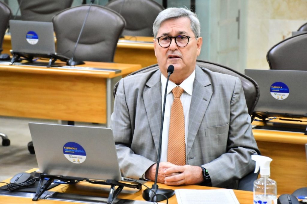 Deputado pede que Fátima saia do gabinete para “tapar” os 350 buracos da estrada dos destinos turísticos de Tibau do Sul