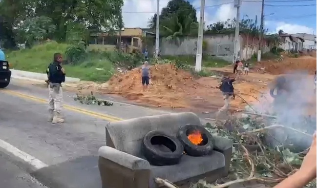 Moradores interditam trecho da BR-226 em protesto contra demora em obra de rua com cratera aberta em Natal