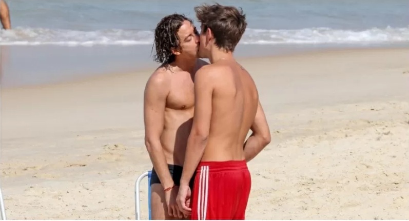 Jesuíta Barbosa, o Jove de ‘Pantanal’, beija rapaz em praia