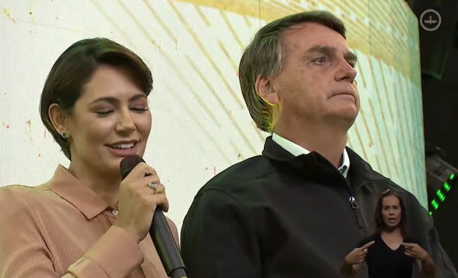 Michelle Bolsonaro fala em “guerra contra o mal” durante culto com o marido em Minas Gerais