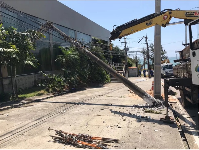 Veículo atinge poste e deixa trecho da Via Costeira sem energia elétrica