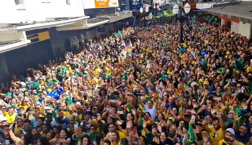 Bolsonaro volta a local da facada, reúne multidão e diz que eleição é luta do “bem contra o mal”