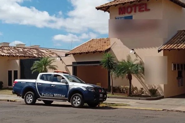 Homem dá calote em garotas de programa e precisa chamar o patrão para pagar motel