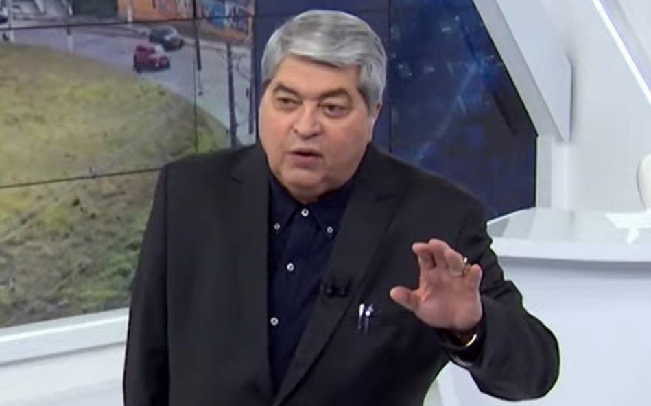 Datena se revolta ao vivo após repórter ser expulsa de delegacia: “Quando atrapalhamos?”