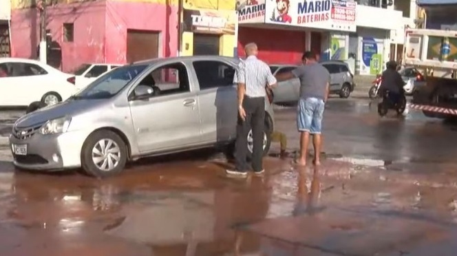 Carro cai em cratera aberta em cruzamento de ruas em Natal