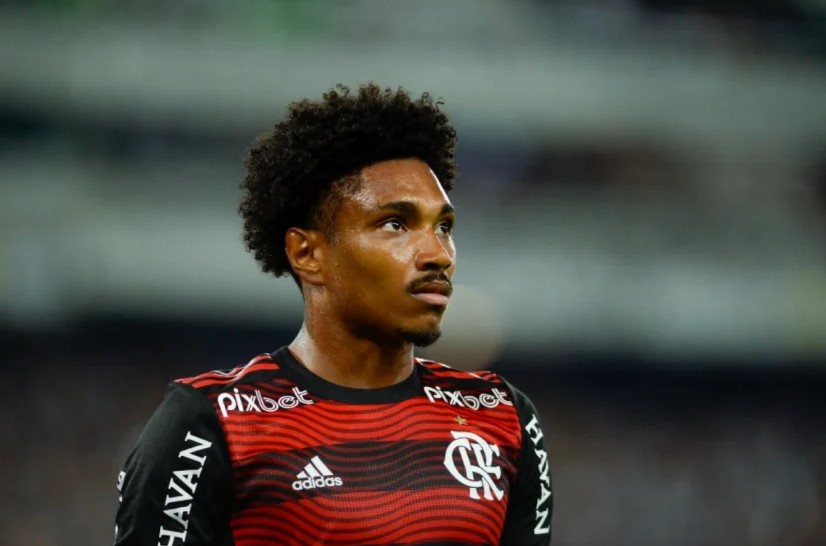 Vitinho acerta com clube da Arábia Saudita e está perto de deixar o Flamengo