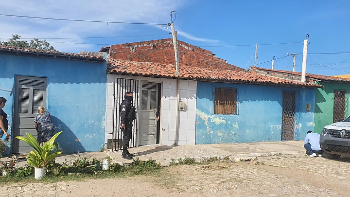 Preso em liberdade condicional é morto a tiros dentro de casa no Santo Antonio